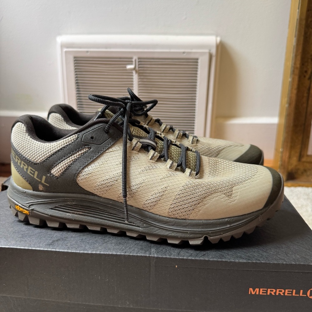 MERRELL hiking / casual shoes Men’s 8 / Ladies 10